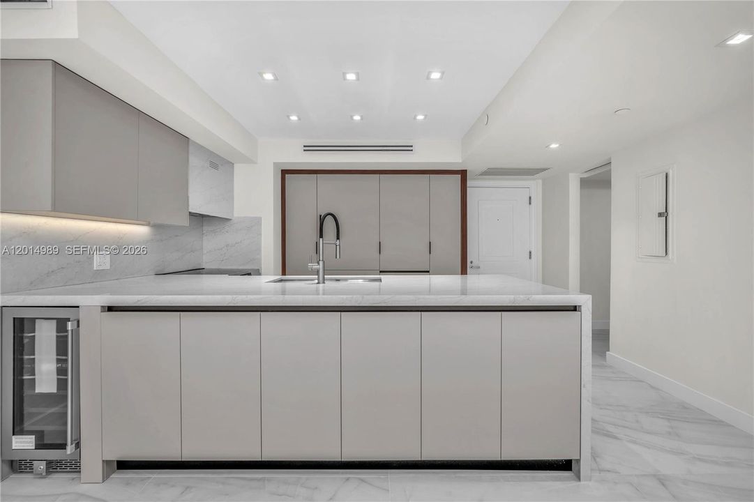 For Sale: $1,199,000 (2 beds, 2 baths, 927 Square Feet)