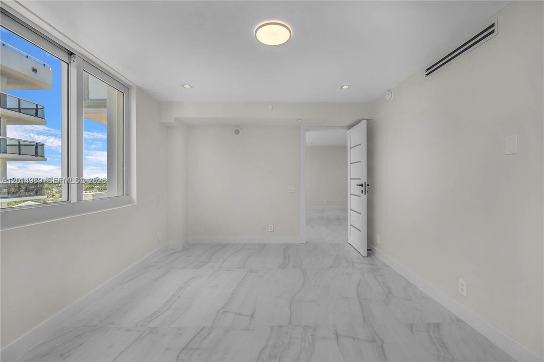 For Sale: $1,199,000 (2 beds, 2 baths, 927 Square Feet)
