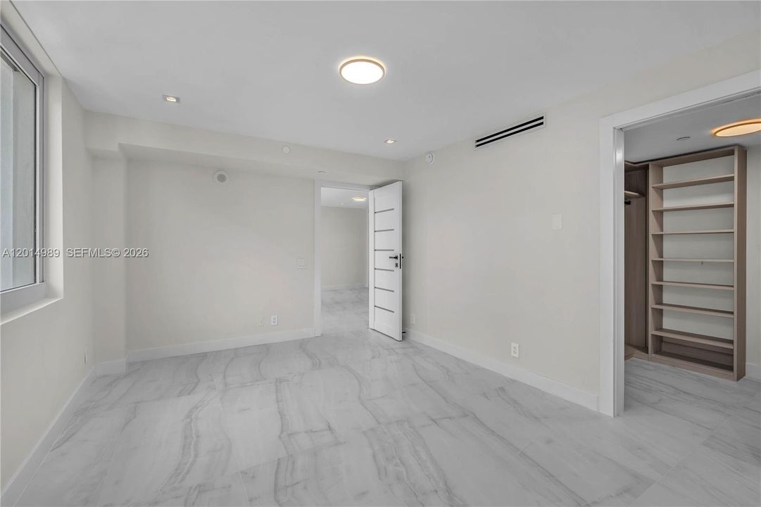 For Sale: $1,199,000 (2 beds, 2 baths, 927 Square Feet)