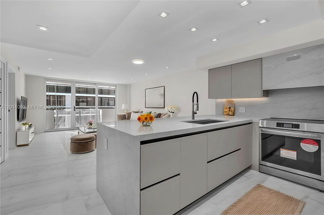 For Sale: $1,199,000 (2 beds, 2 baths, 927 Square Feet)