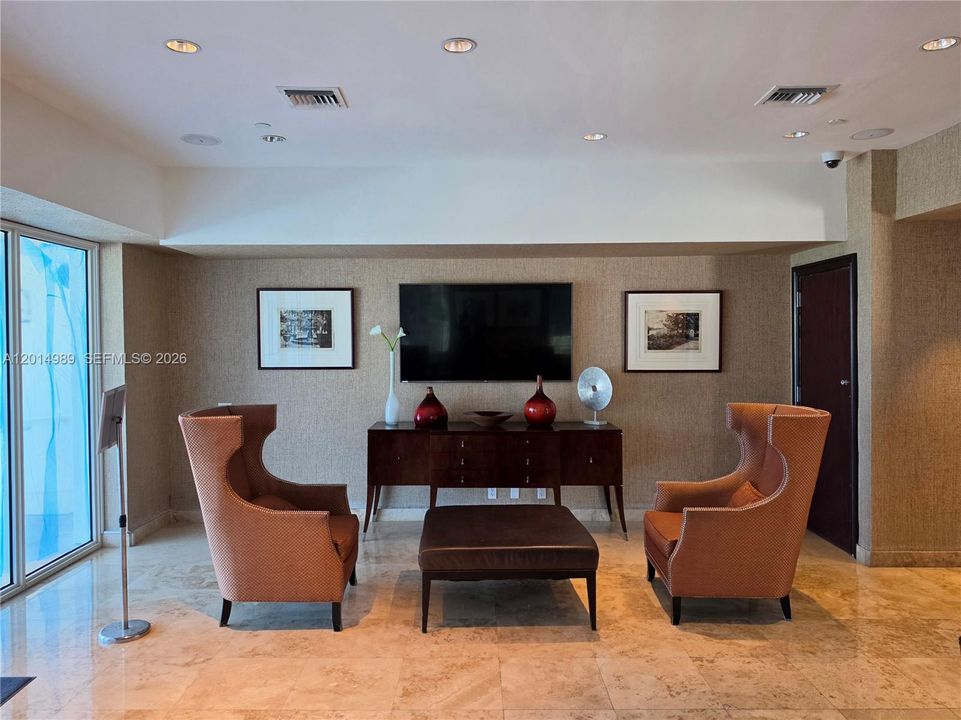 For Sale: $1,199,000 (2 beds, 2 baths, 927 Square Feet)