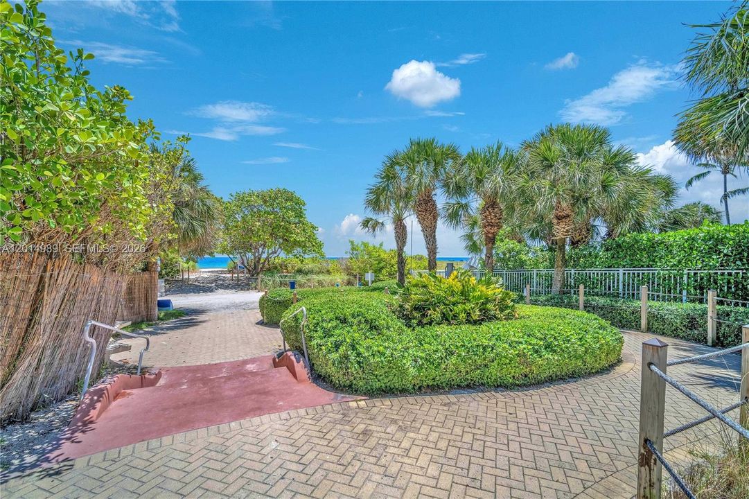 For Sale: $1,199,000 (2 beds, 2 baths, 927 Square Feet)
