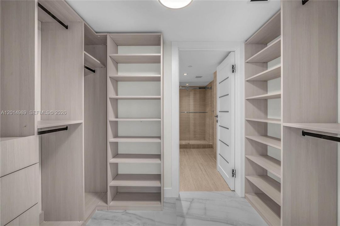 For Sale: $1,199,000 (2 beds, 2 baths, 927 Square Feet)