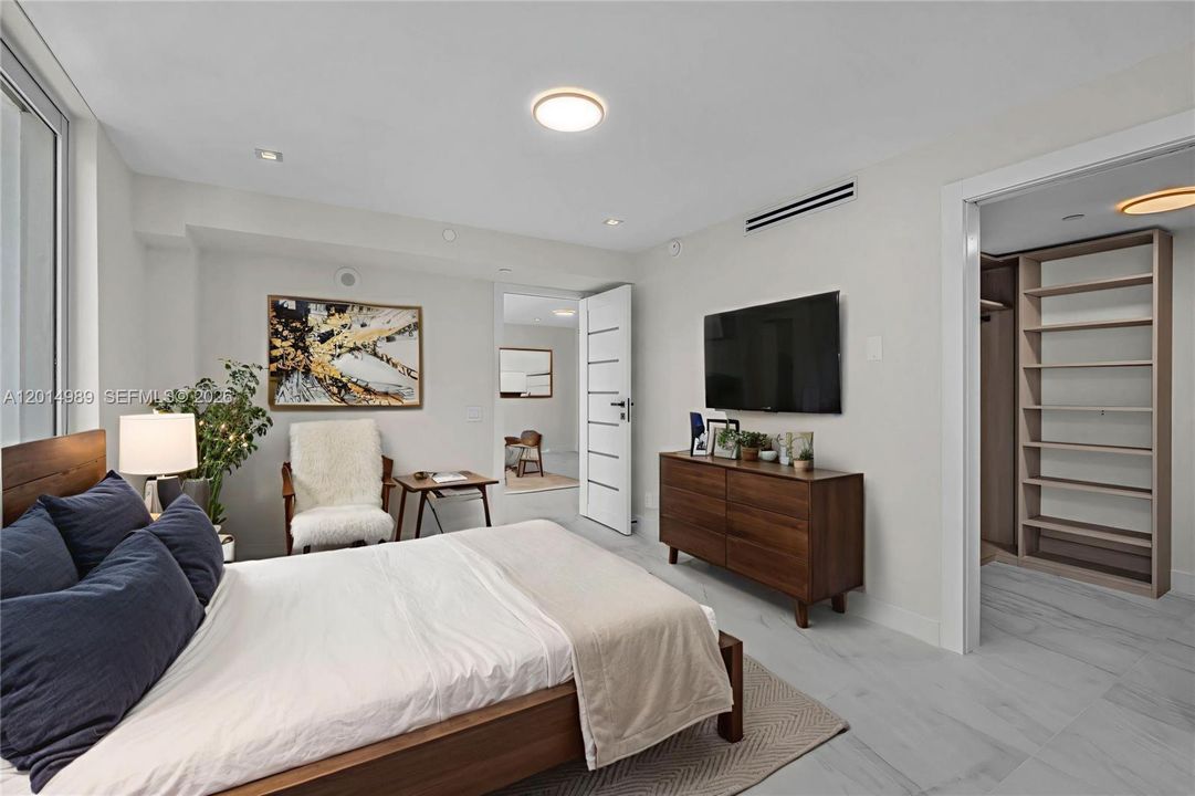 For Sale: $1,199,000 (2 beds, 2 baths, 927 Square Feet)
