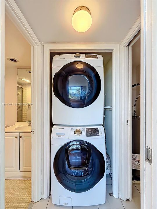 Active With Contract: $1,900 (2 beds, 2 baths, 1064 Square Feet)