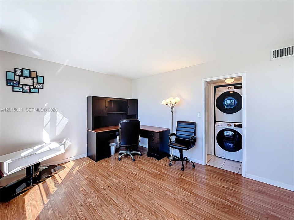 Active With Contract: $1,900 (2 beds, 2 baths, 1064 Square Feet)