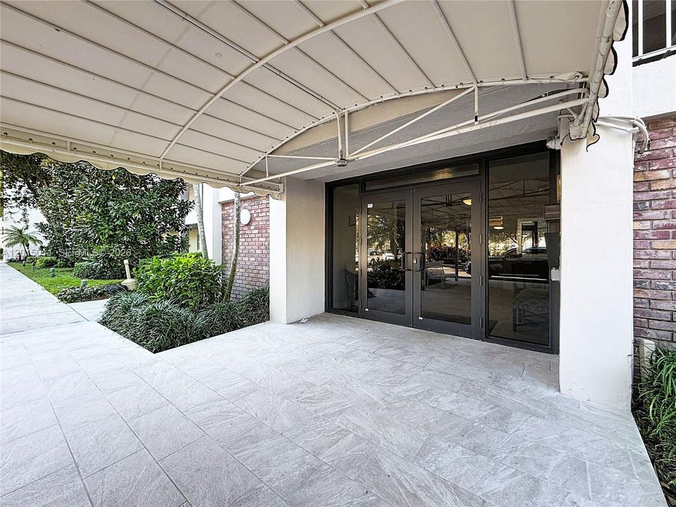 Active With Contract: $1,900 (2 beds, 2 baths, 1064 Square Feet)