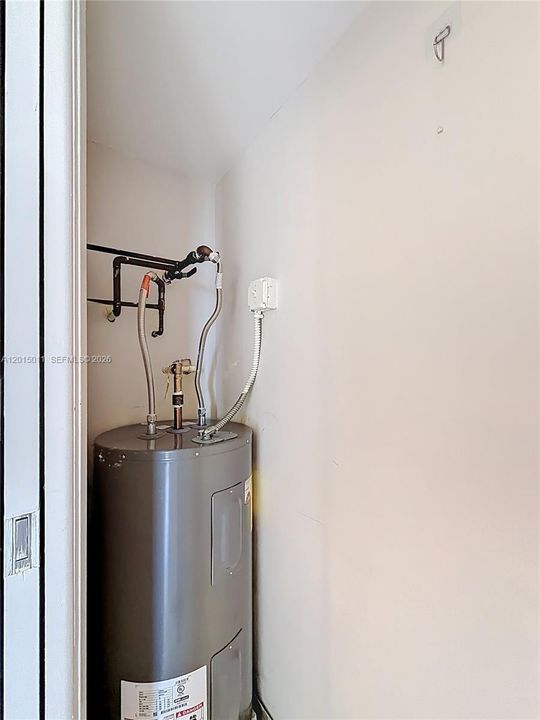 Active With Contract: $1,900 (2 beds, 2 baths, 1064 Square Feet)