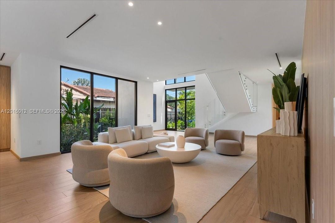 For Sale: $2,945,000 (5 beds, 5 baths, 3679 Square Feet)