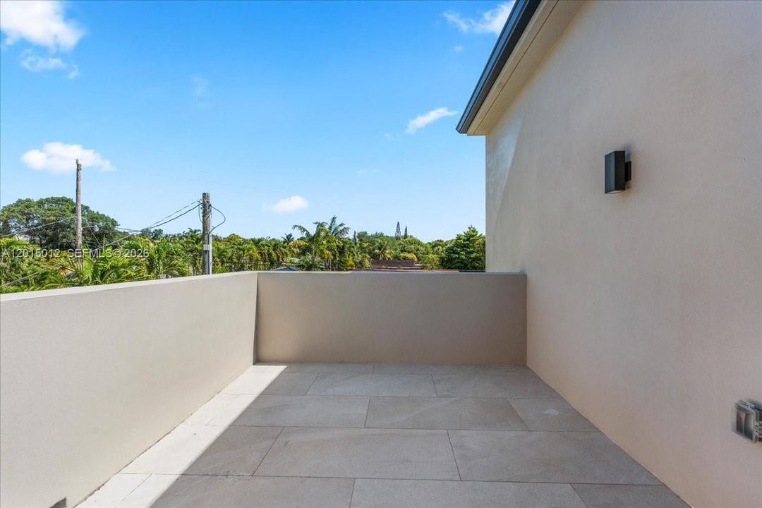 For Sale: $2,945,000 (5 beds, 5 baths, 3679 Square Feet)
