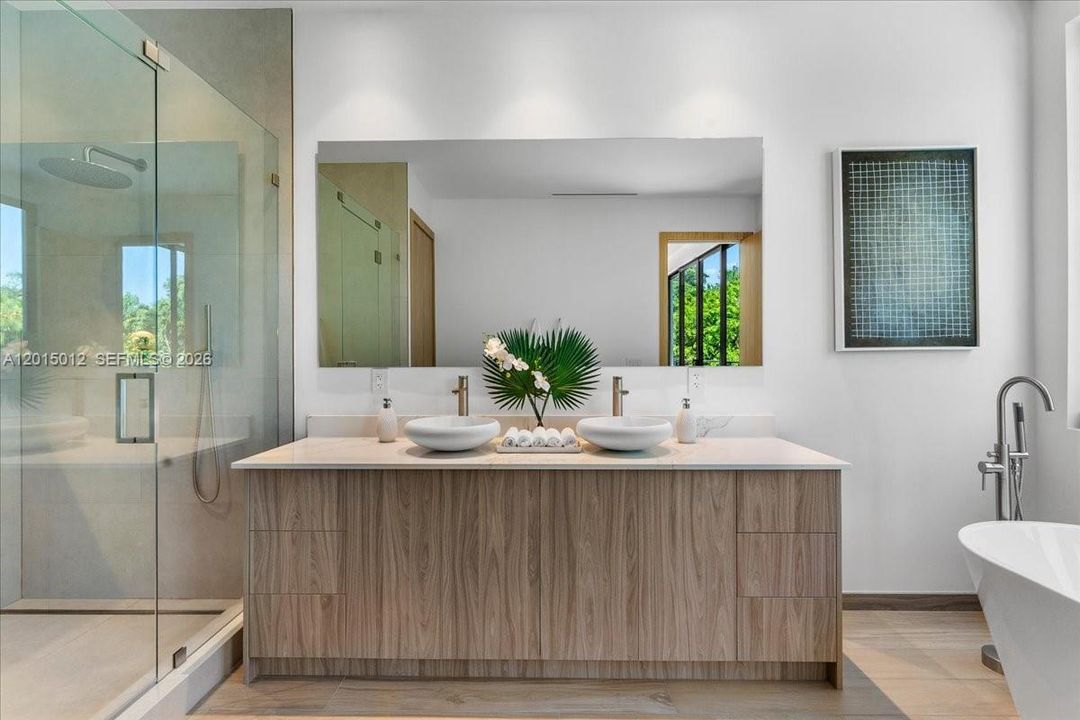For Sale: $2,945,000 (5 beds, 5 baths, 3679 Square Feet)