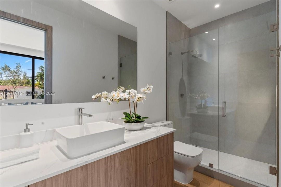 For Sale: $2,945,000 (5 beds, 5 baths, 3679 Square Feet)