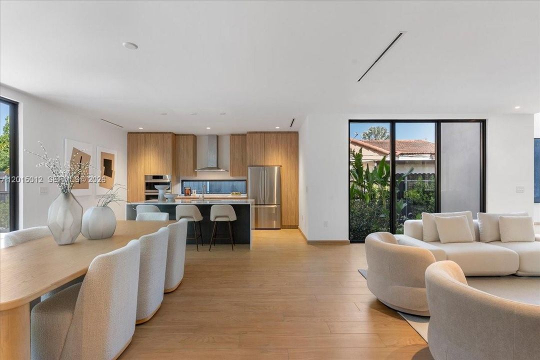 For Sale: $2,945,000 (5 beds, 5 baths, 3679 Square Feet)