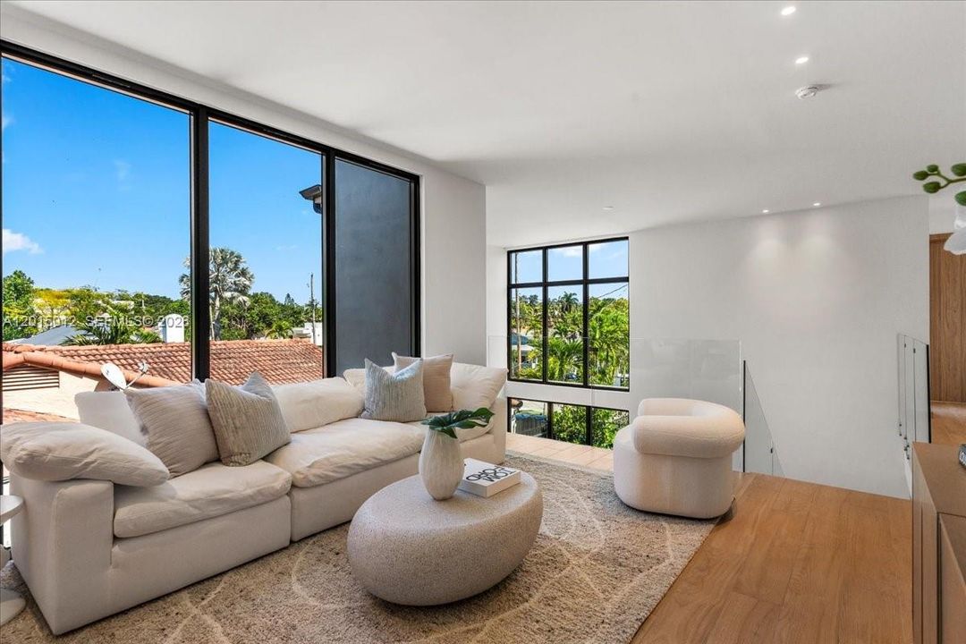 For Sale: $2,945,000 (5 beds, 5 baths, 3679 Square Feet)