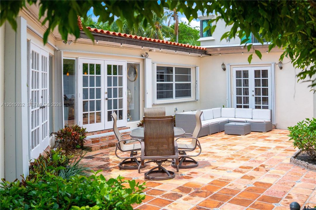 For Sale: $5,499,000 (5 beds, 4 baths, 2663 Square Feet)