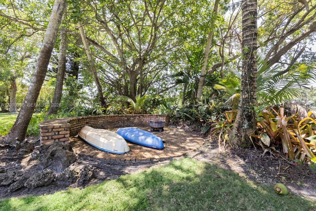 For Sale: $8,399,000 (5 beds, 4 baths, 5690 Square Feet)