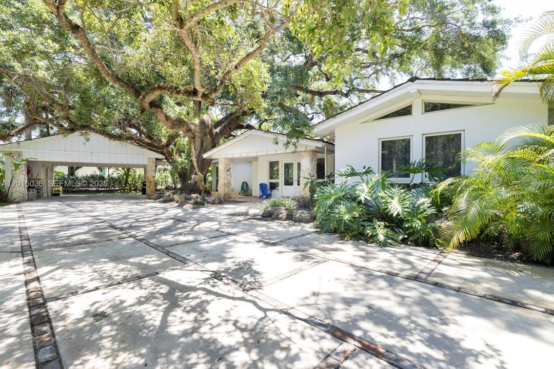 For Sale: $8,399,000 (5 beds, 4 baths, 5690 Square Feet)