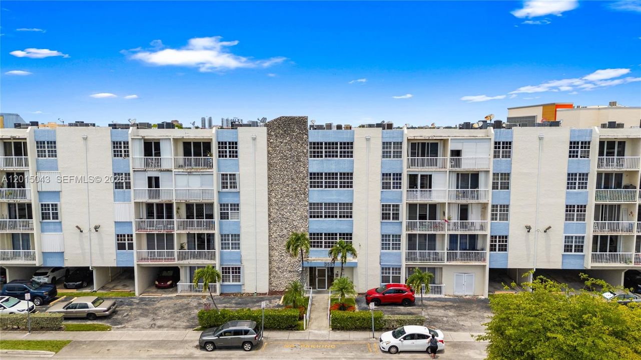 Под контрактом: $219,000 (2 спален, 1 ванн, 700 Квадратных фут)