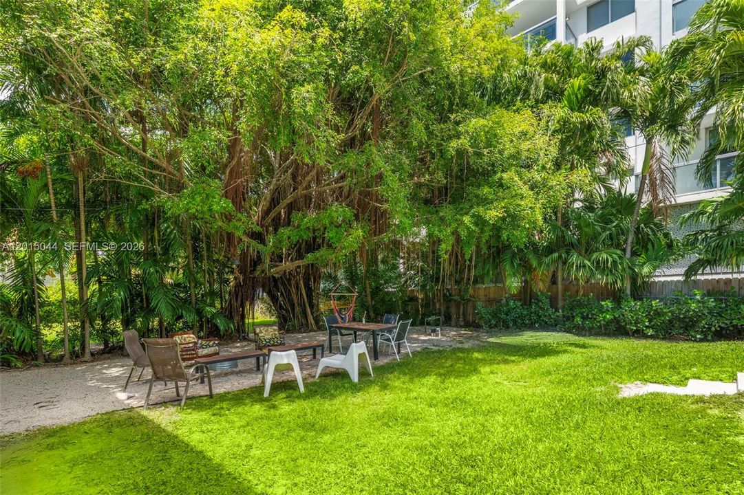 For Sale: $498,000 (2 beds, 1 baths, 930 Square Feet)