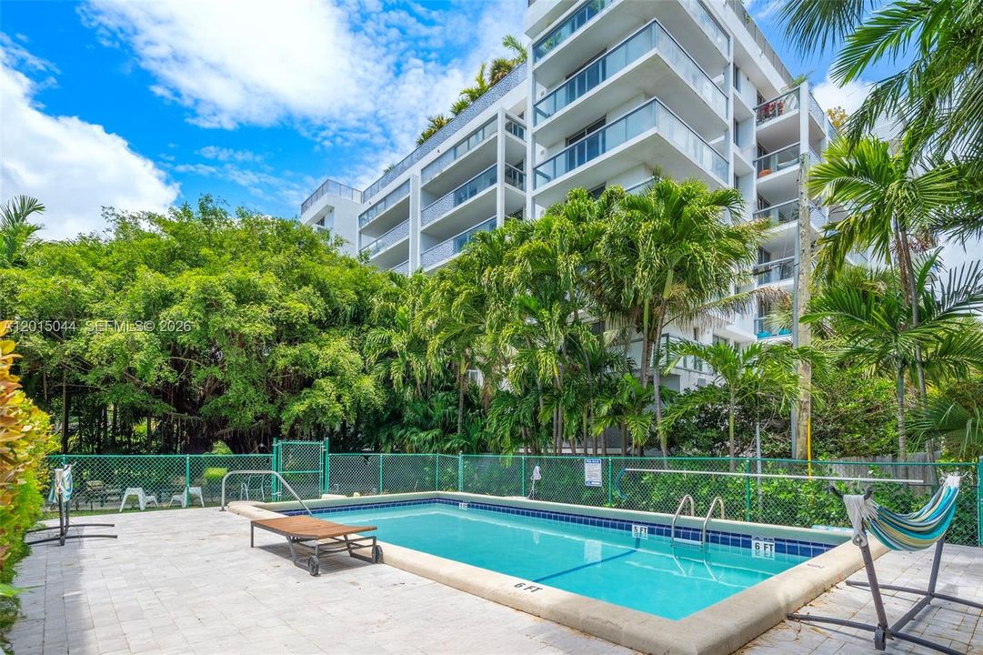 For Sale: $498,000 (2 beds, 1 baths, 930 Square Feet)