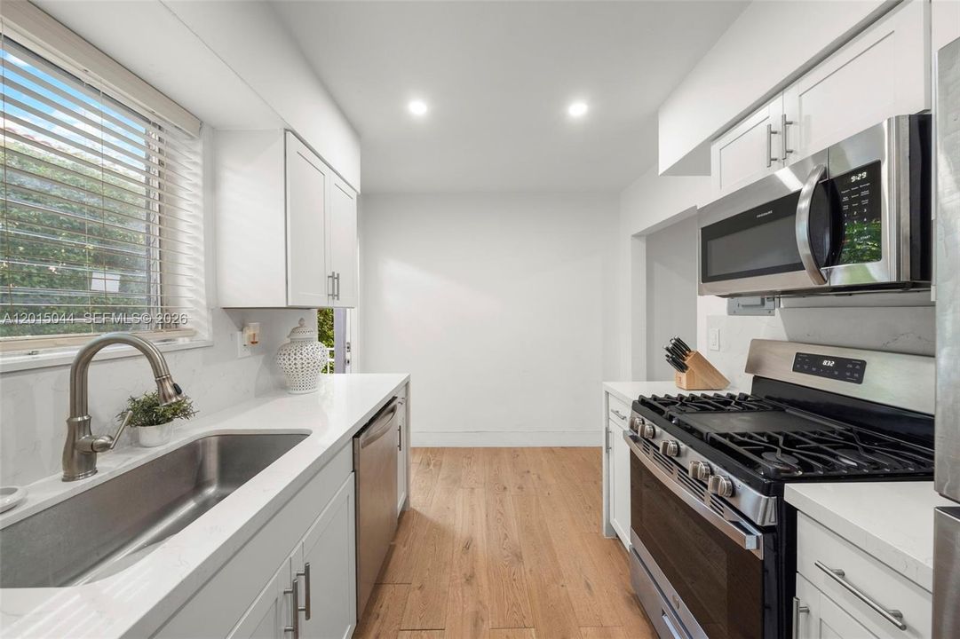 For Sale: $498,000 (2 beds, 1 baths, 930 Square Feet)
