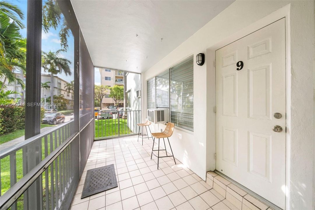 For Sale: $498,000 (2 beds, 1 baths, 930 Square Feet)