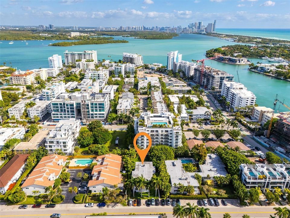 For Sale: $498,000 (2 beds, 1 baths, 930 Square Feet)