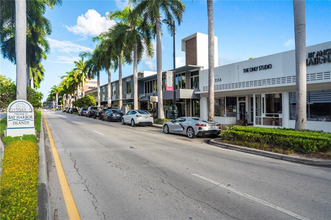 For Sale: $498,000 (2 beds, 1 baths, 930 Square Feet)