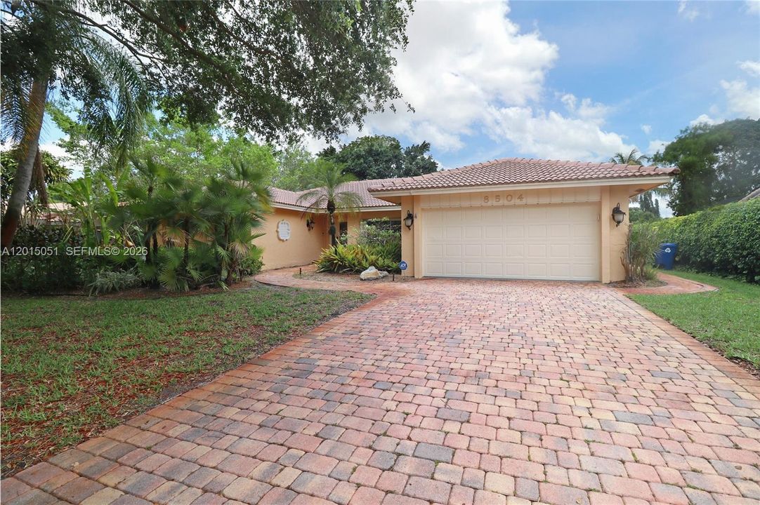 Activo con contrato: $674,999 (4 camas, 2 baños, 2268 Pies cuadrados)