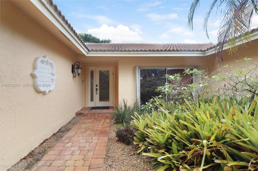 Activo con contrato: $674,999 (4 camas, 2 baños, 2268 Pies cuadrados)