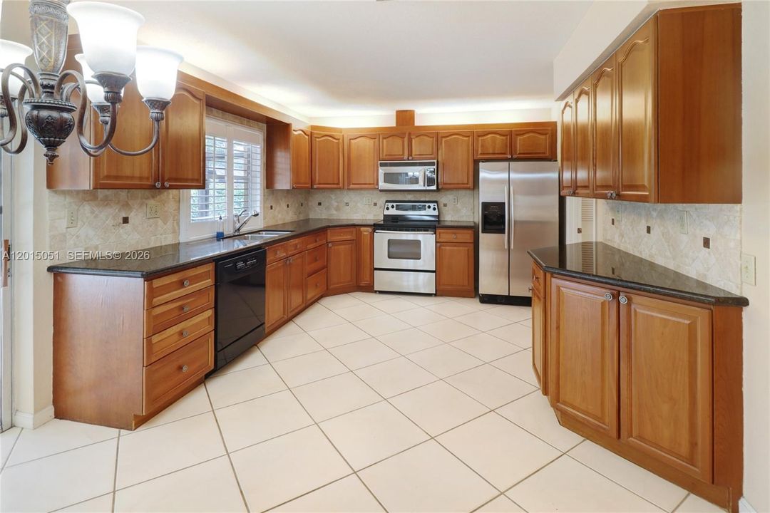 Activo con contrato: $674,999 (4 camas, 2 baños, 2268 Pies cuadrados)