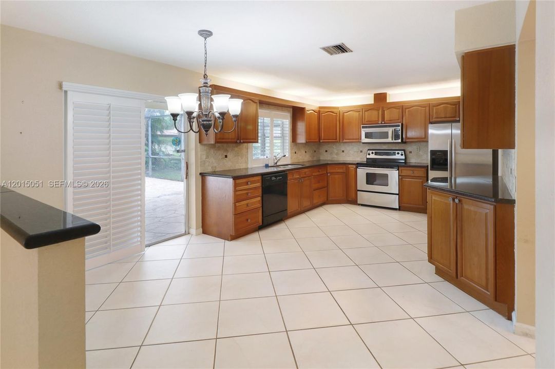 Activo con contrato: $674,999 (4 camas, 2 baños, 2268 Pies cuadrados)