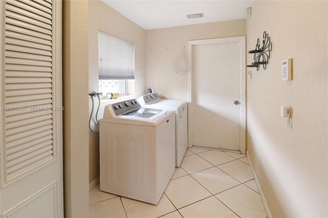 Activo con contrato: $674,999 (4 camas, 2 baños, 2268 Pies cuadrados)