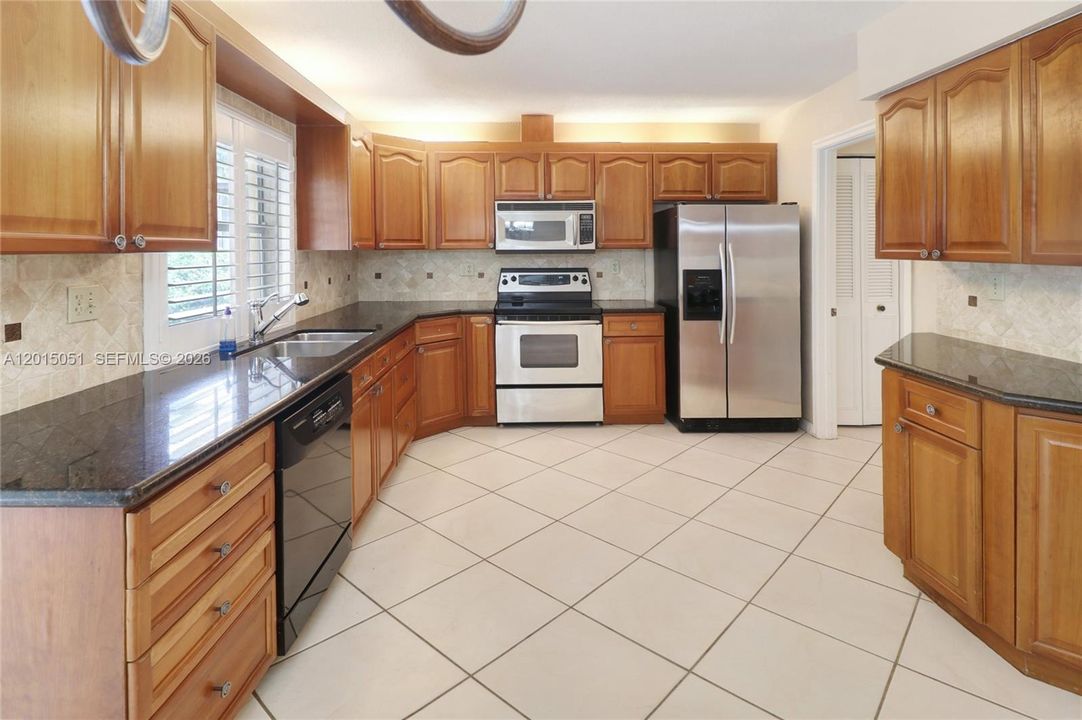Activo con contrato: $674,999 (4 camas, 2 baños, 2268 Pies cuadrados)