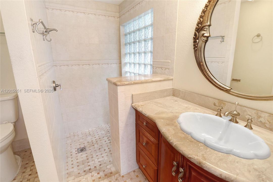 Activo con contrato: $674,999 (4 camas, 2 baños, 2268 Pies cuadrados)