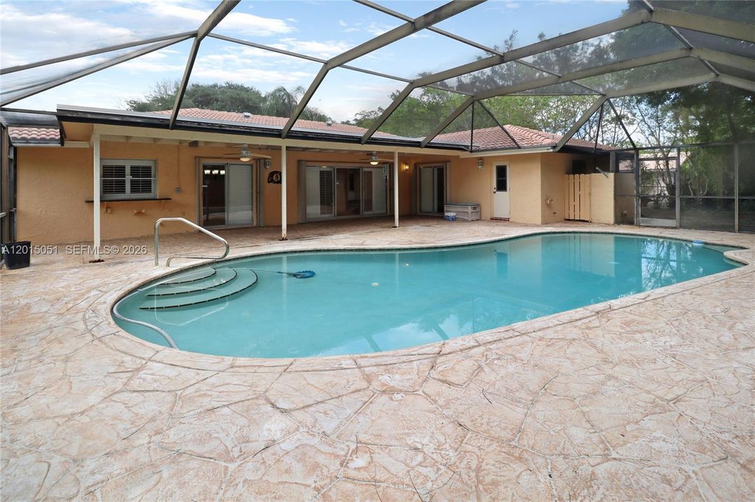 Activo con contrato: $674,999 (4 camas, 2 baños, 2268 Pies cuadrados)
