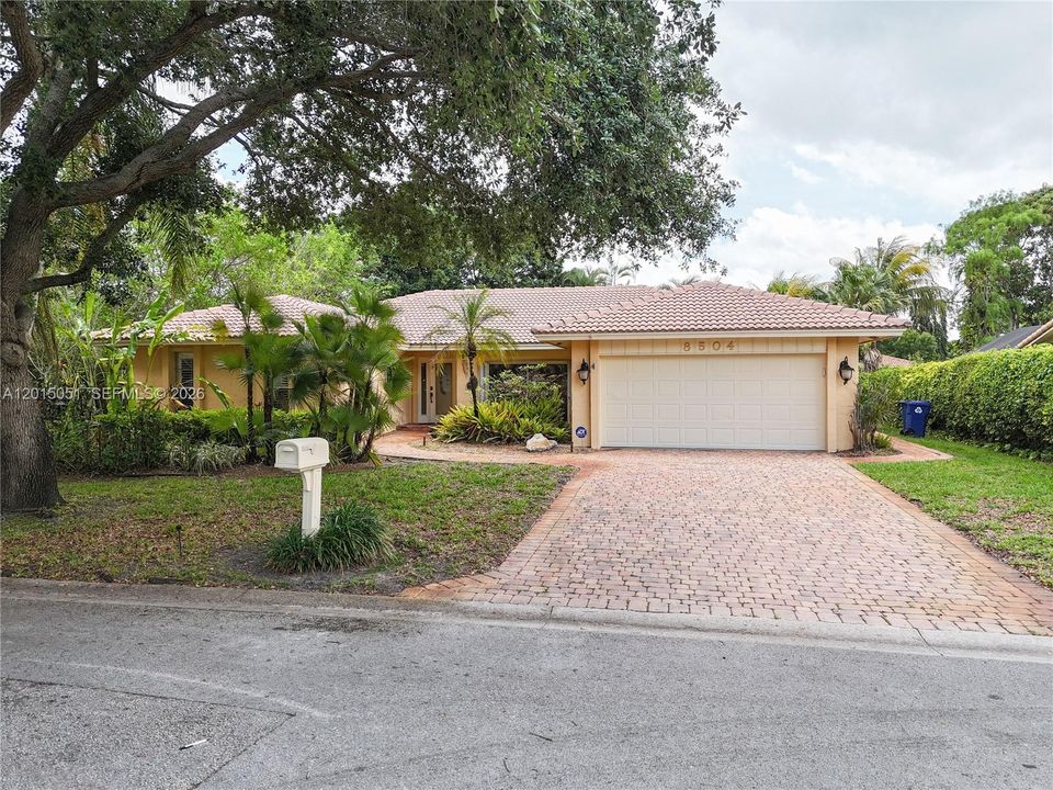 Activo con contrato: $674,999 (4 camas, 2 baños, 2268 Pies cuadrados)