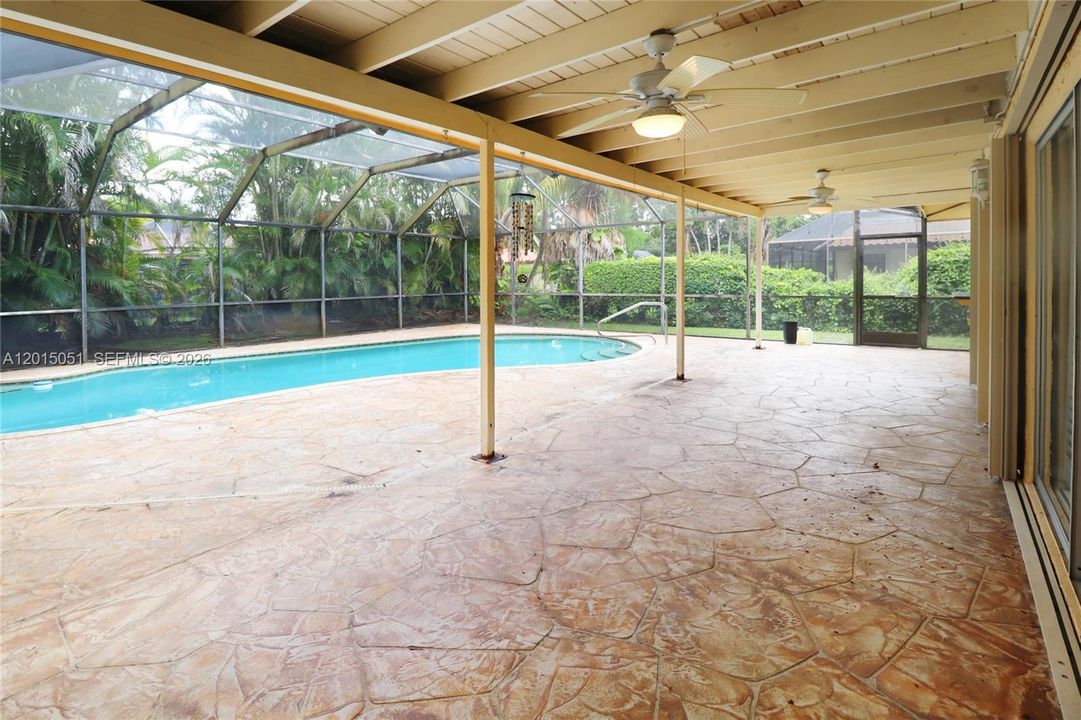 Activo con contrato: $674,999 (4 camas, 2 baños, 2268 Pies cuadrados)