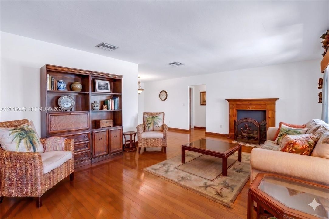 En Venta: $385,000 (2 camas, 2 baños, 1579 Pies cuadrados)