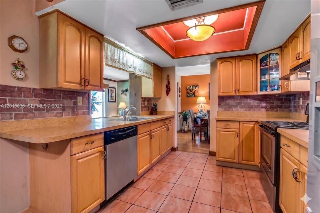 En Venta: $385,000 (2 camas, 2 baños, 1579 Pies cuadrados)