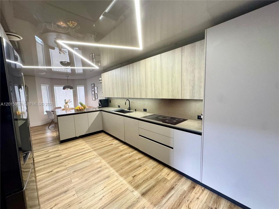 合同活跃: $990,000 (4 贝兹, 2 浴室, 2300 平方英尺)