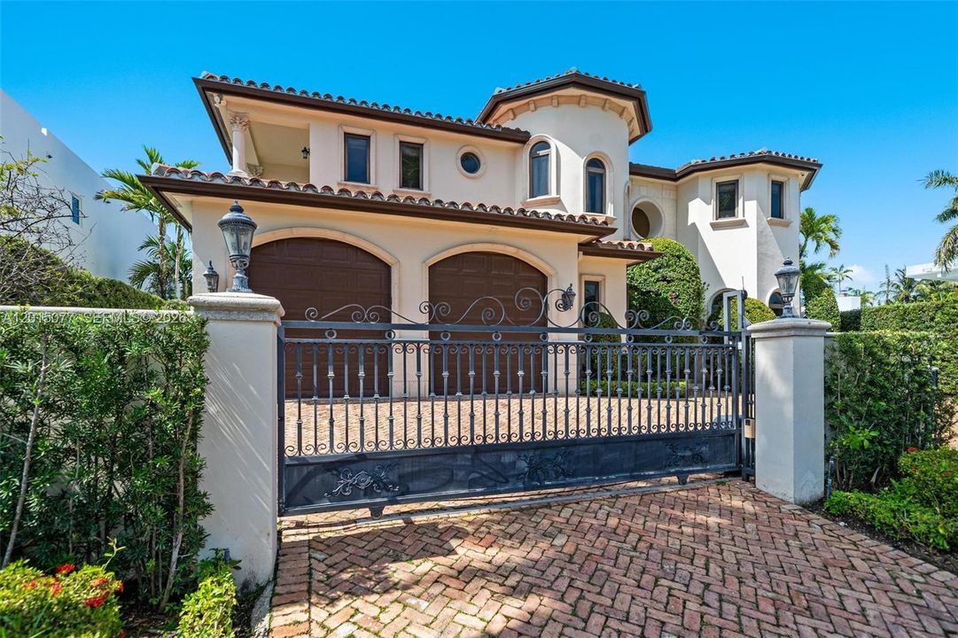 For Sale: $7,850,000 (6 beds, 6 baths, 5538 Square Feet)