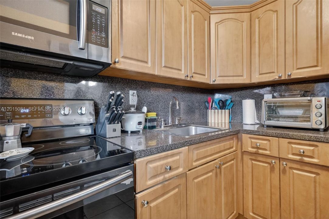На продажу: $269,900 (2 спален, 2 ванн, 938 Квадратных фут)