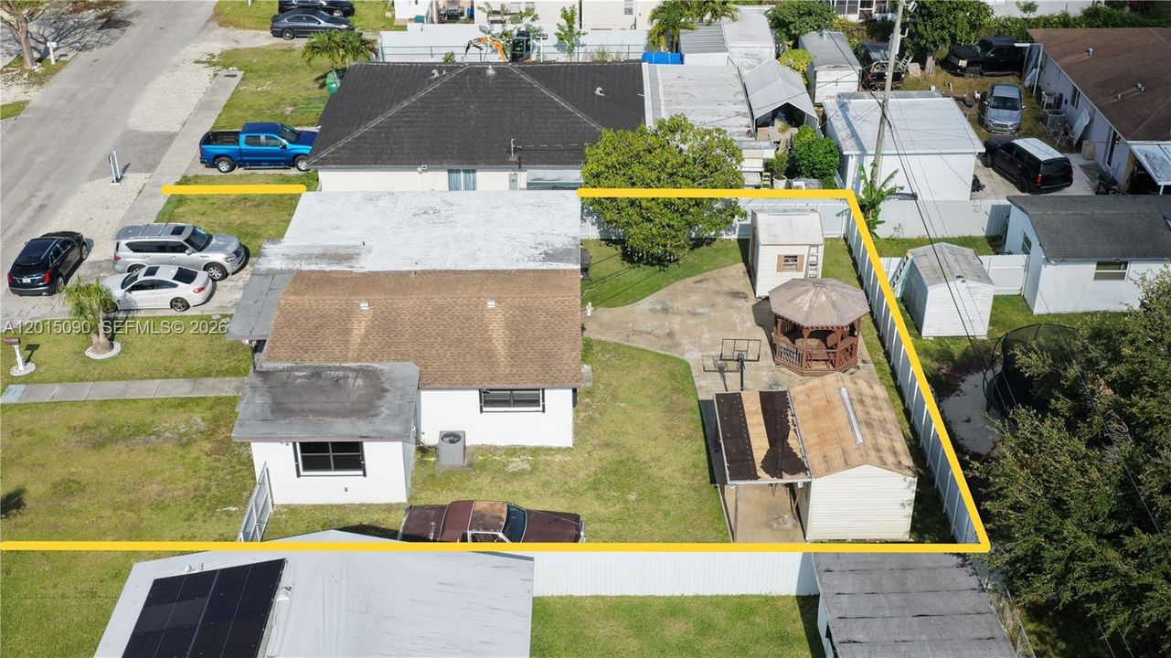 For Sale: $450,000 (2 beds, 1 baths, 918 Square Feet)