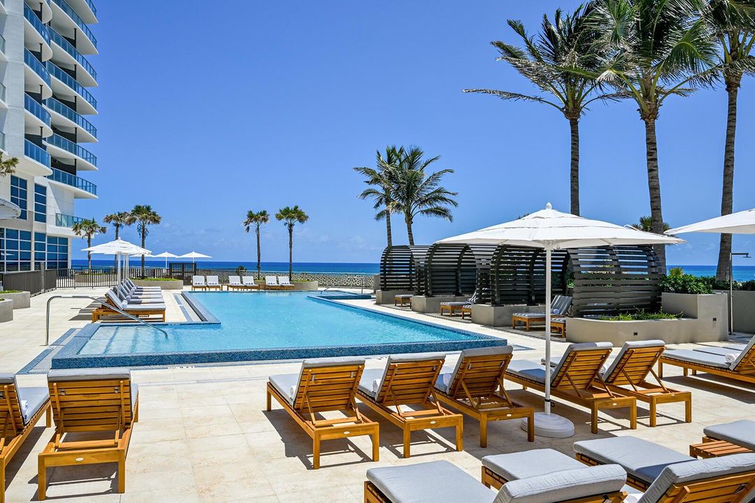Hotel Pool