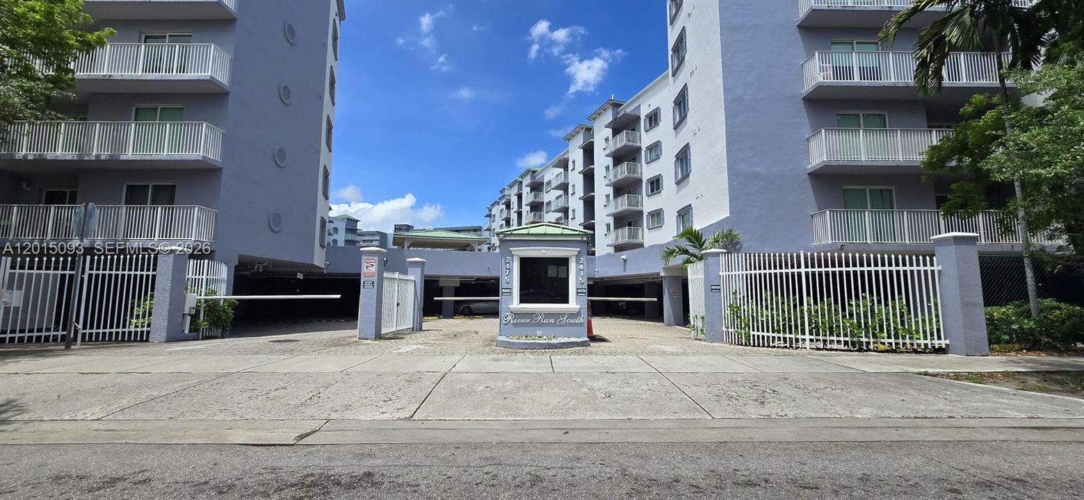 En Venta: $294,999 (2 camas, 2 baños, 900 Pies cuadrados)