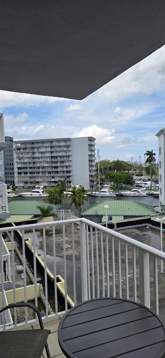 En Venta: $294,999 (2 camas, 2 baños, 900 Pies cuadrados)