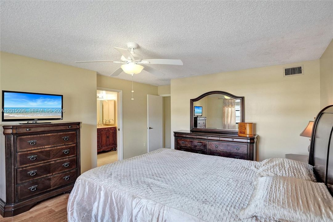 For Sale: $125,000 (2 beds, 2 baths, 1270 Square Feet)