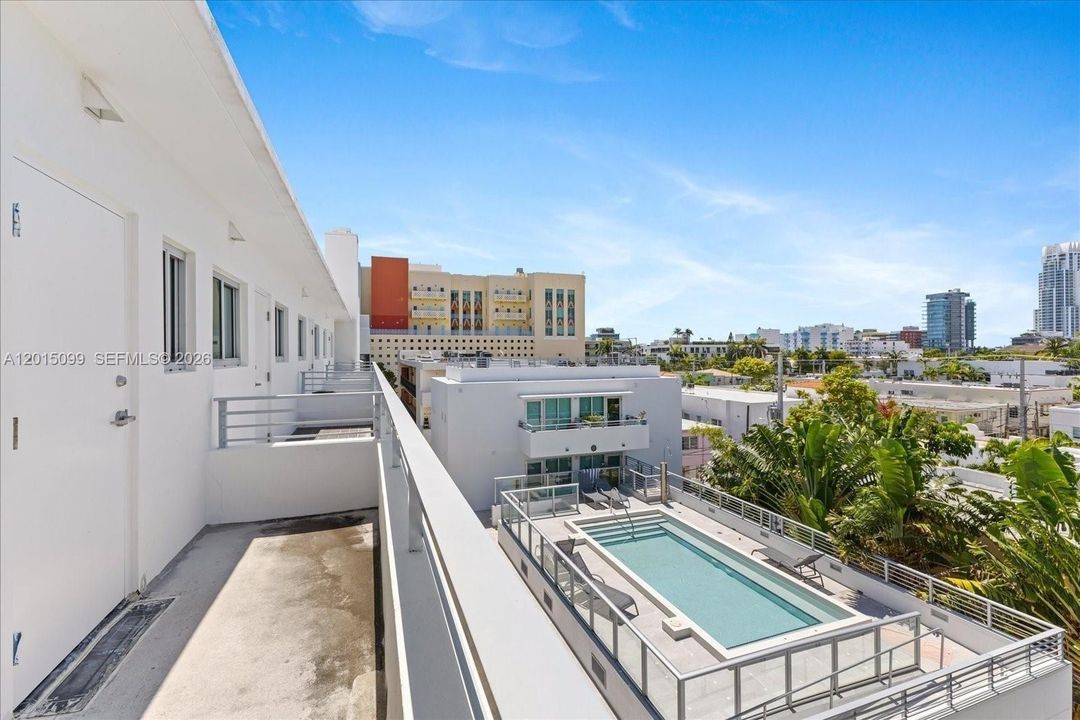 For Sale: $895,000 (1 beds, 2 baths, 861 Square Feet)
