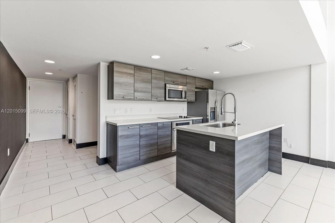 For Sale: $895,000 (1 beds, 2 baths, 861 Square Feet)
